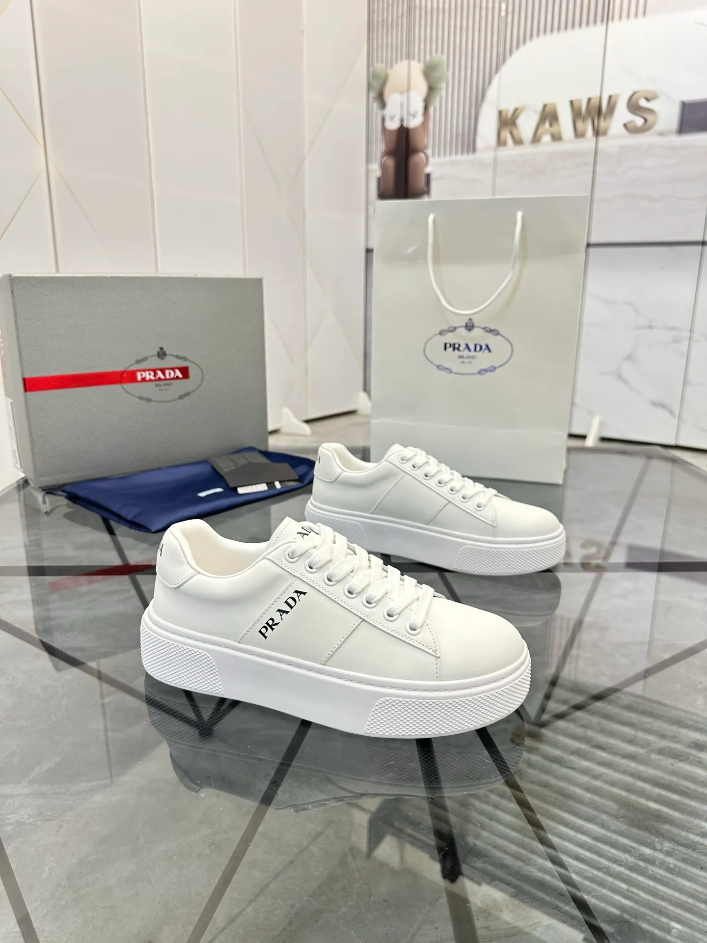 Men's shoes for sale💰: 💰P500¥ High-end top quality Product trademark: Prada * "Prada*" low-top casual shoes Regular size: 35-45 (can be customized to 46) Couple style Product materials: imported first-layer cowhide leather upper, water-dyed sheep lining, original outsole. No.: H201